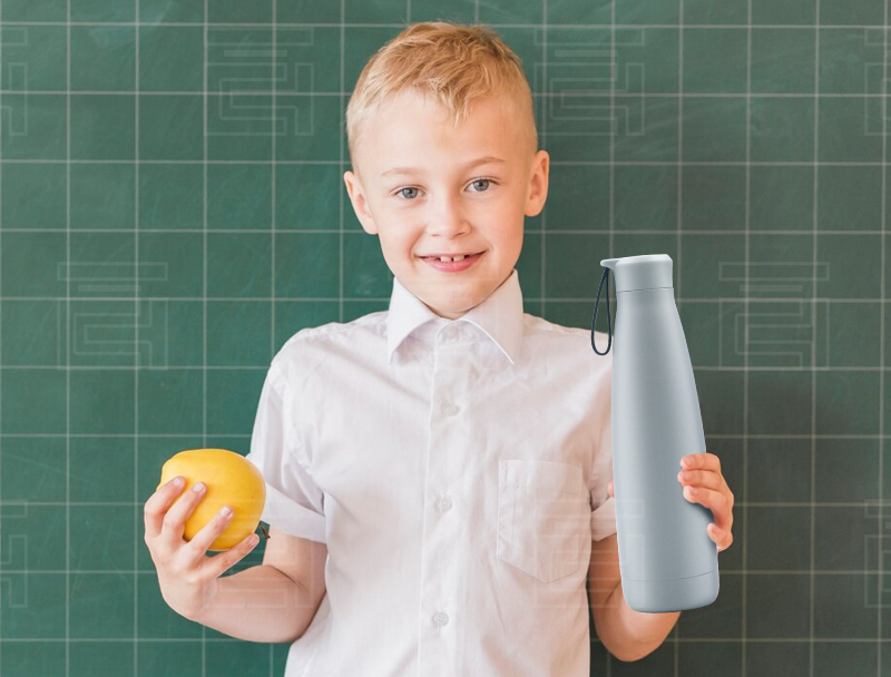 What should elementary school students pay attention to when bringing water bottles to school?